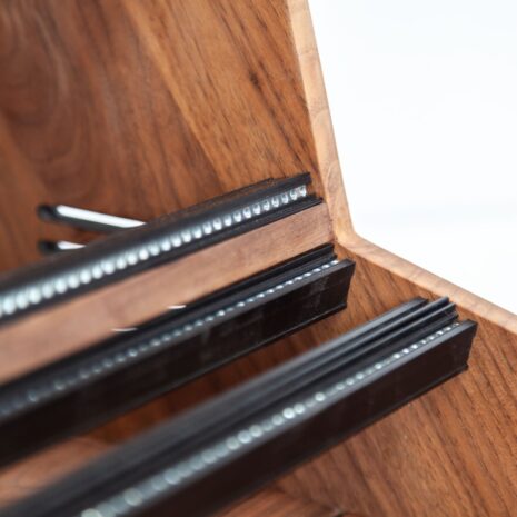 10U-126HP-Walnut-with-black-rails---Eurorack-case---2-Many-Synths---Superbooth-Special-Editions-2024---IMG_7976 10U-126HP-Walnut-with-black-rails---Eurorack-case---2-Many-Synths---Superbooth-Special-Editions-2024---IMG_7976