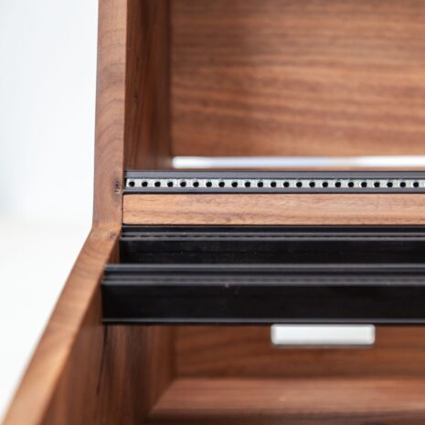 10U-126HP-Walnut-with-black-rails---Eurorack-case---2-Many-Synths---Superbooth-Special-Editions-2024---IMG_7977 10U-126HP-Walnut-with-black-rails---Eurorack-case---2-Many-Synths---Superbooth-Special-Editions-2024---IMG_7977