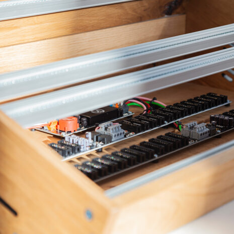 2-Many-Synths-Eurorack-case---7U-104HP-oak---IMG_3988 2-Many-Synths-Eurorack-case---7U-104HP-oak---IMG_3988