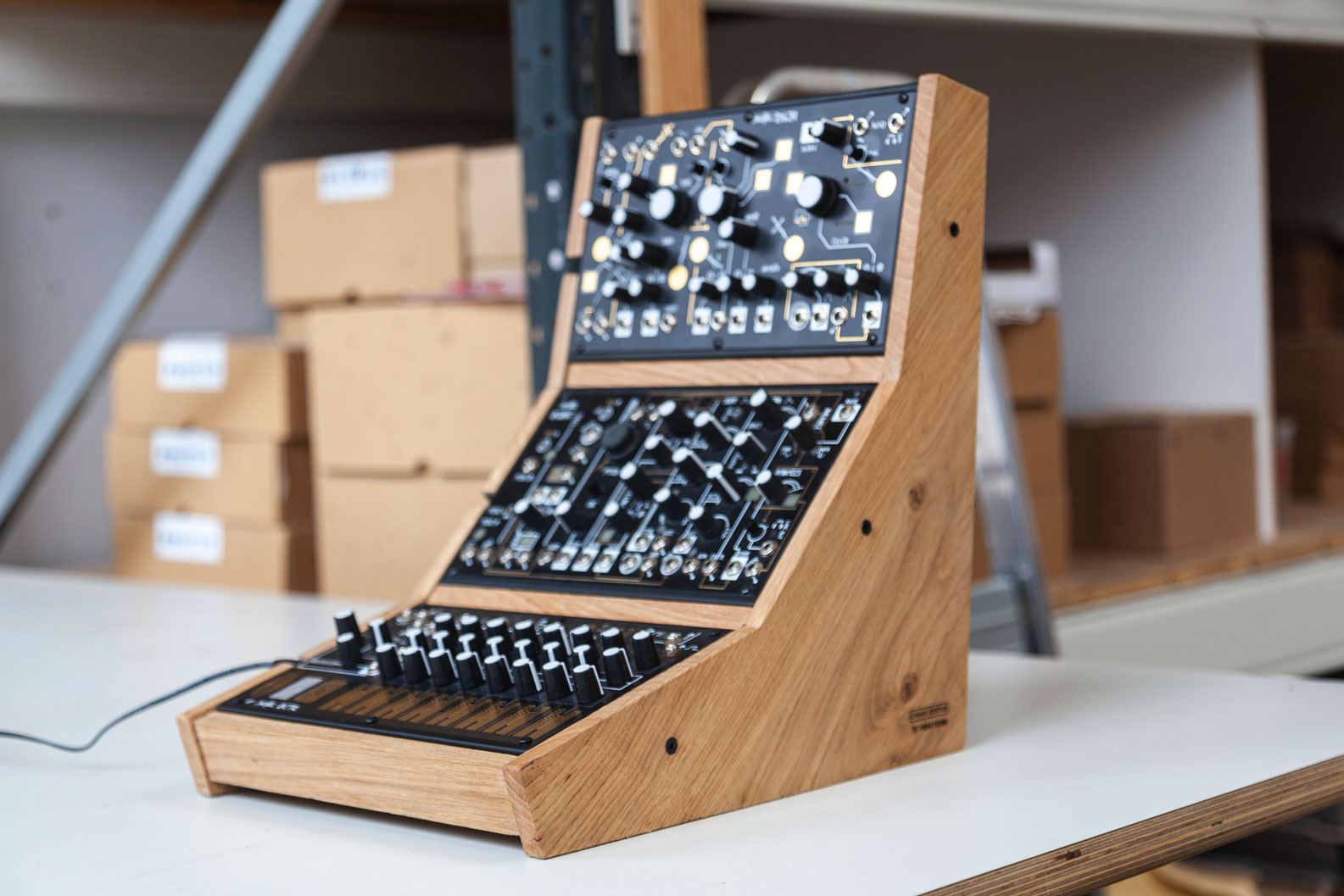Make Noise stand in solid Oak - 2 Many Synths