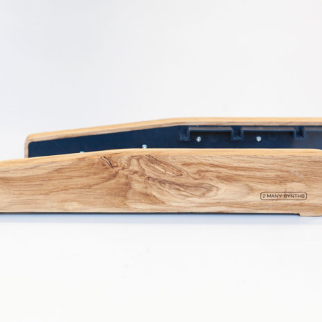 2 Many Synths - zijpanelen in massief eiken voor de Arturia Minibrute (7) 2 Many Synths - zijpanelen in massief eiken voor de Arturia Minibrute (7)